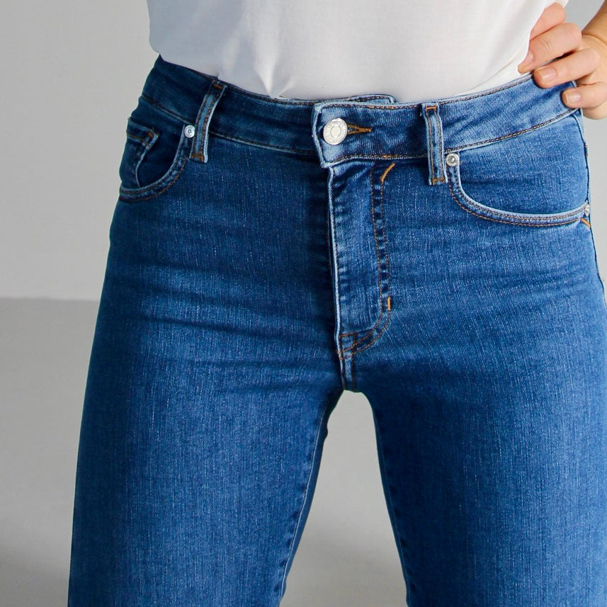 Jeans til dame fra petite til tall i benviddene wide, straight, tailored, slim og bootcut.