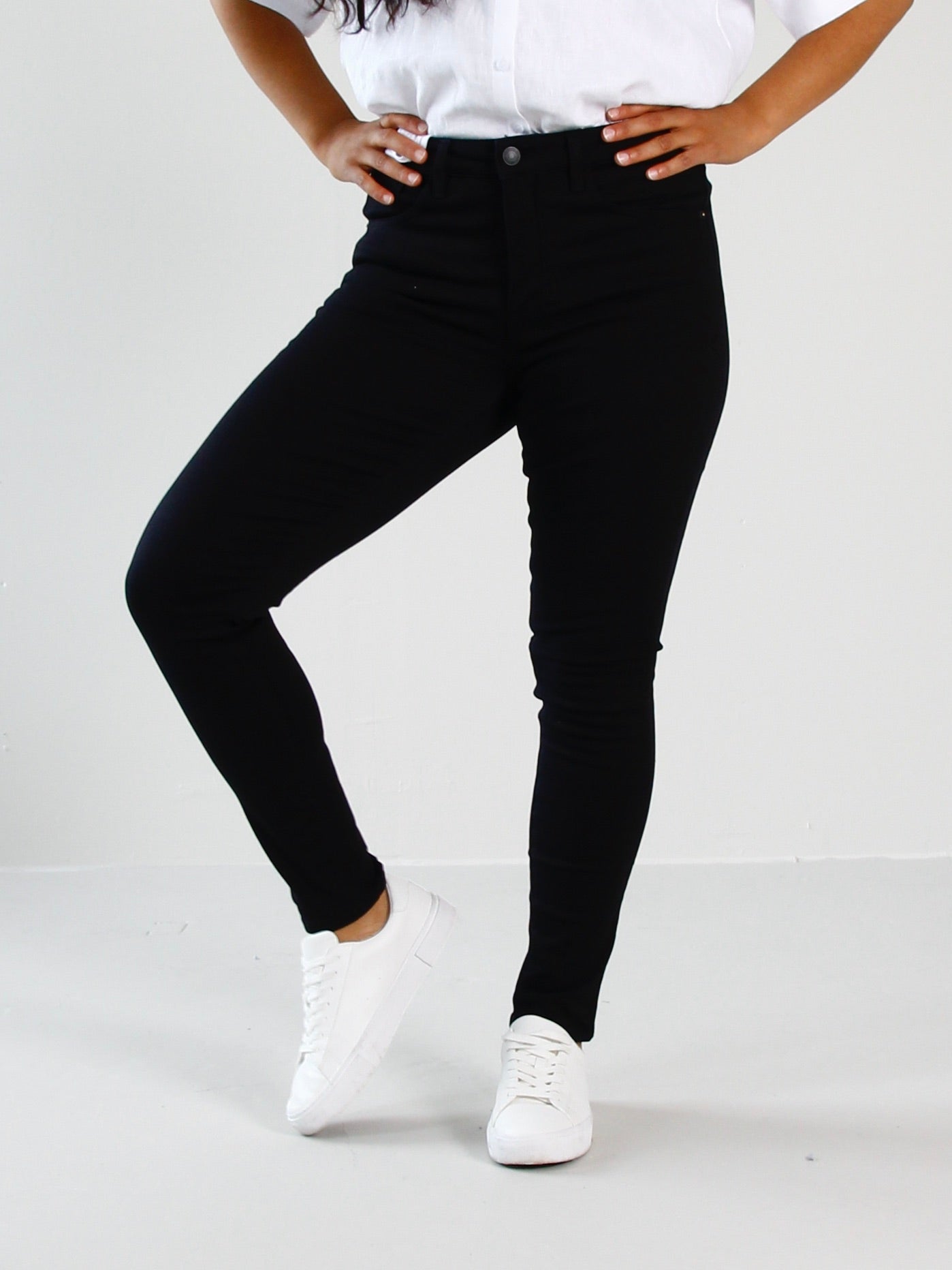ASTRID SLIM JEANS - BLACK