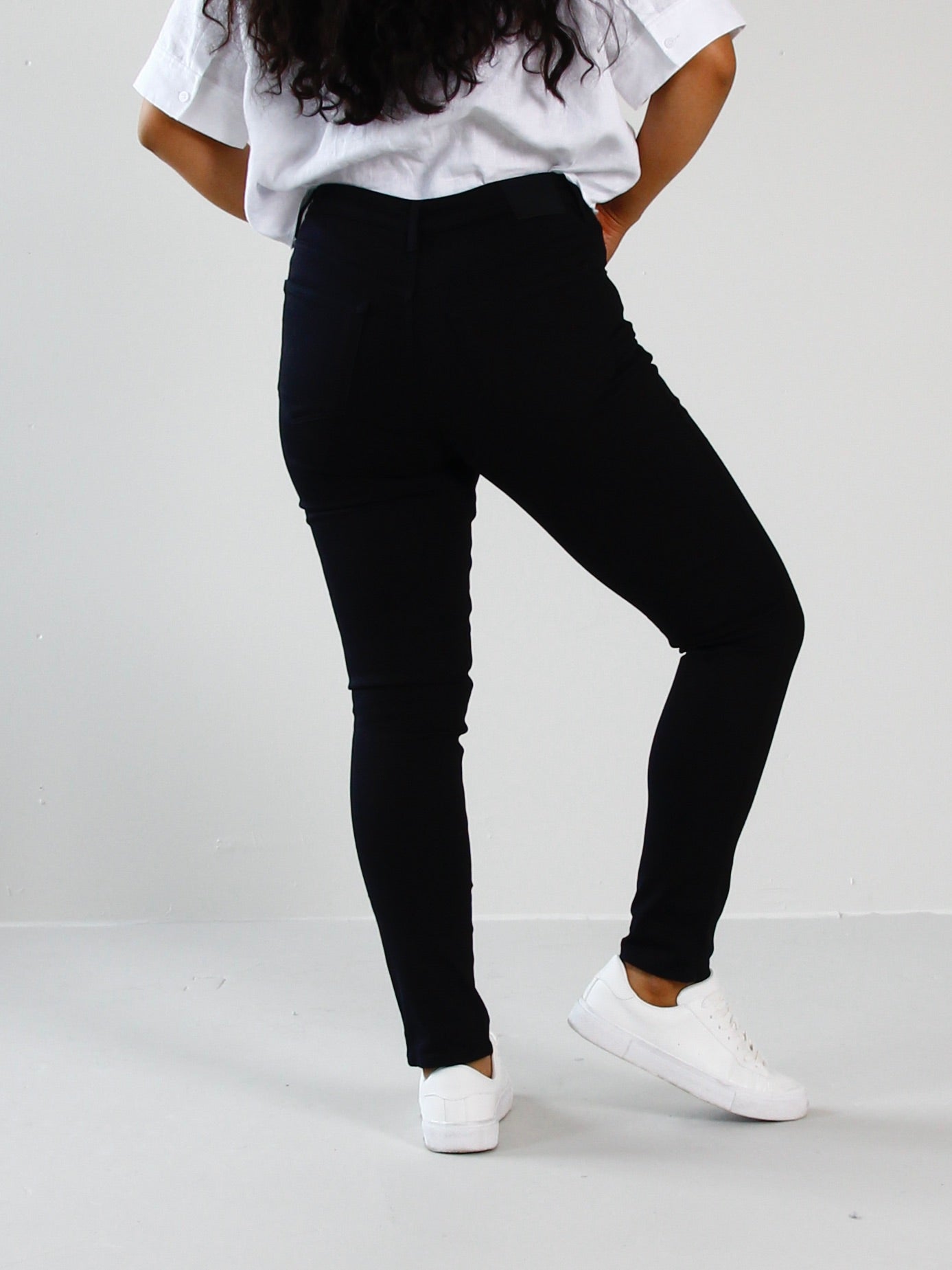 ASTRID SLIM JEANS - BLACK