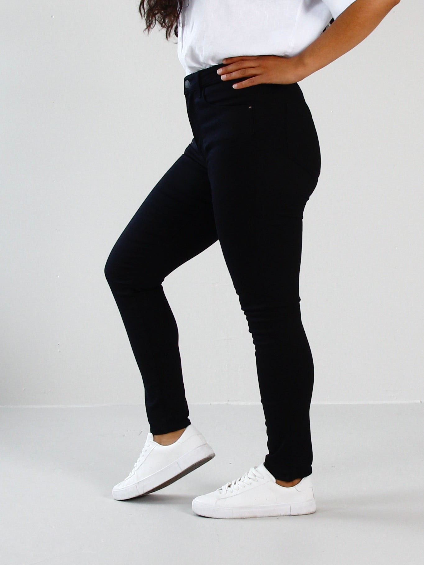 ASTRID SLIM JEANS - BLACK