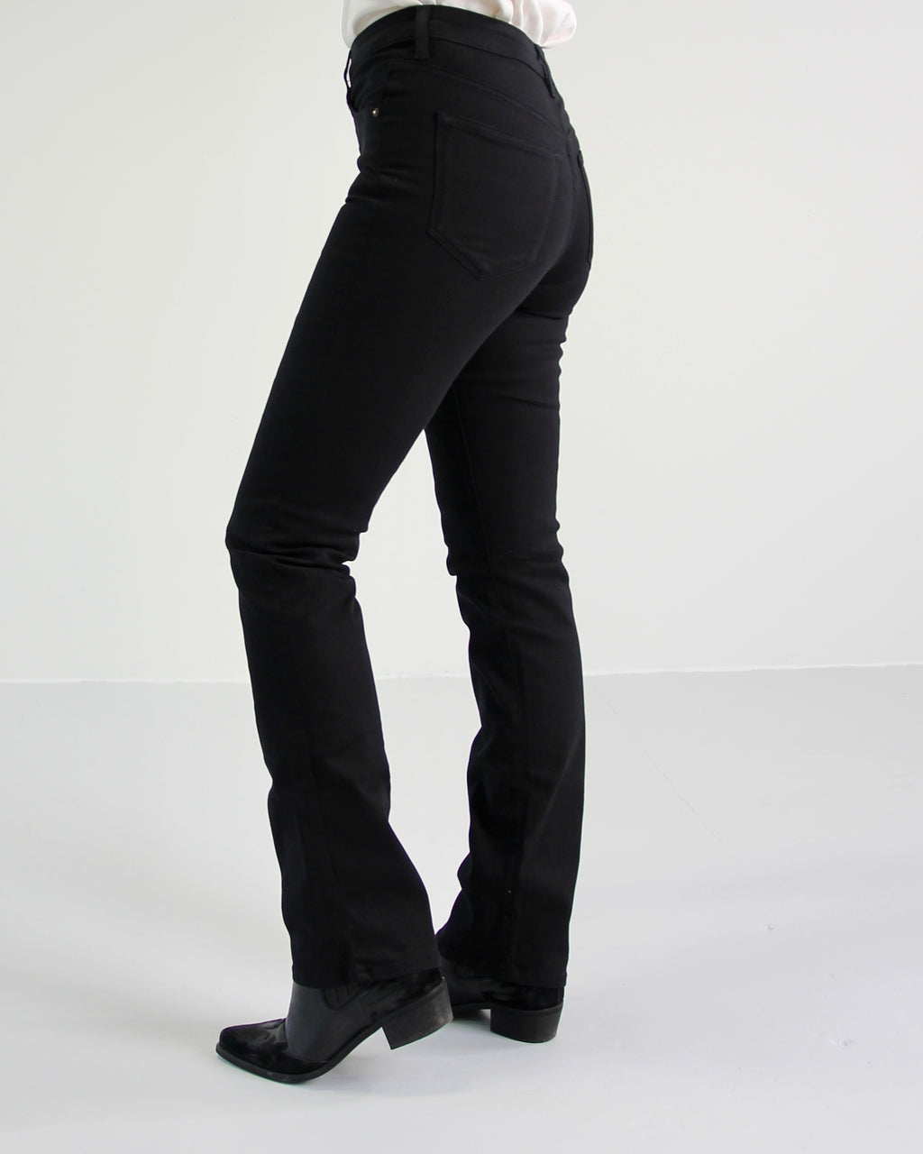 VALLY - BLACK