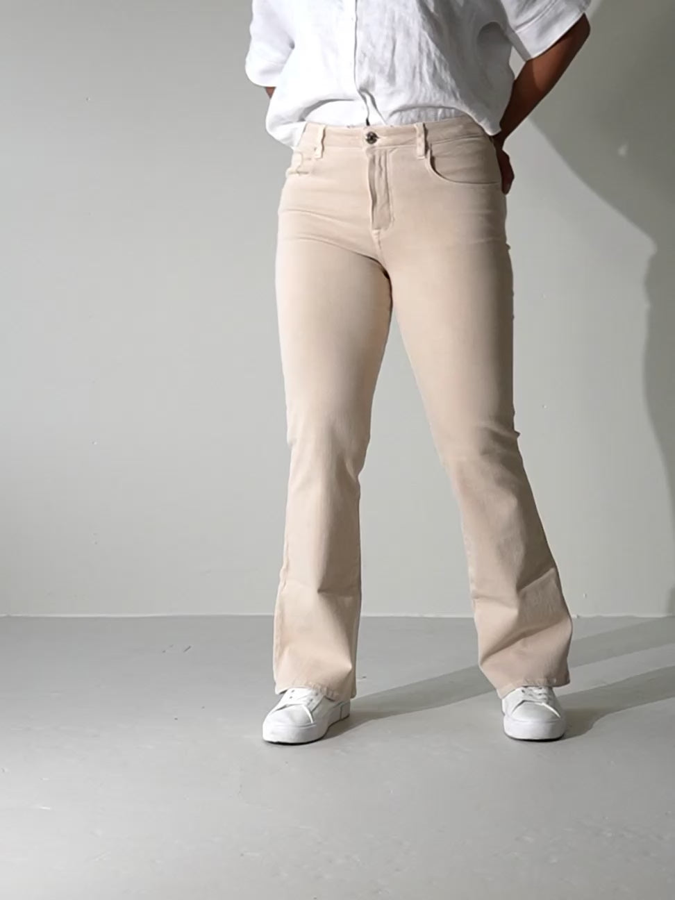 WENDY BOOTCUT JEANS - LIGHT SAND