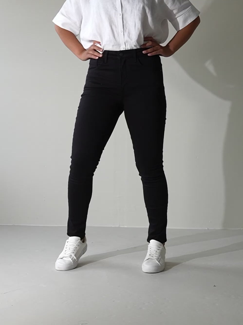 ASTRID SLIM JEANS - BLACK